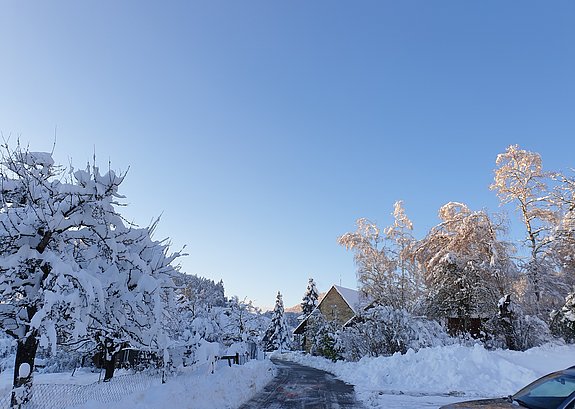 verschneite Wege im Dorf