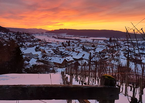 Sonnenuntergang, Dorfansicht im Schnee