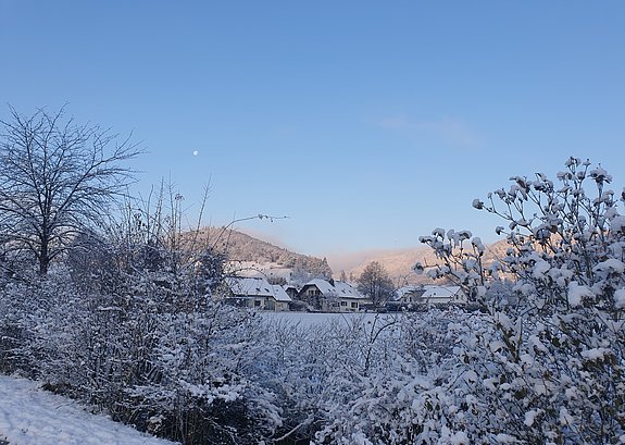 Dorfansicht mit verschneiter Landschaft