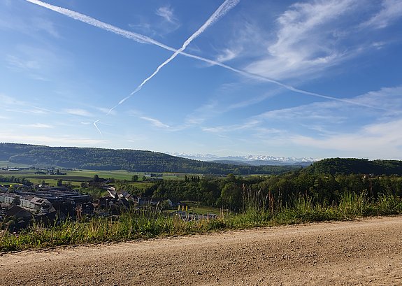 Kiesweg Himmel und Berge